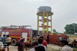 हरदोई: मक्खियों से नहीं मिली निजात तो दर्जनों ग्रामीणों ने पानी की टंकी पर चढ़कर किया आत्महत्या का प्रयास 