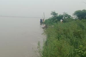 अयोध्या: सरयू नदी का जलस्तर बढ़ने से कटान हुई तेज, ग्रामीणों में बाढ़ का खौफ