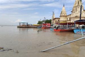 अयोध्या: बैराजों से छोड़ा गया 3.16 लाख क्यूसेक पानी, फिर उफनाई सरयू 