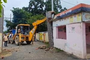 हरदोई: एसडीएम शाहाबाद की मौजूदगी में थाने पर गरजा बुलडोजर, तोड़ा गया हेल्प डेस्क, देखें Video