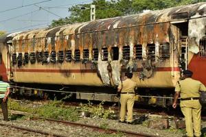 तमिलनाडु: मदुरै रेलवे स्टेशन पर खड़ी ट्रेन के कोच में आग से लगने से 10 की मौत, सीएम योगी ने जताया दुख  