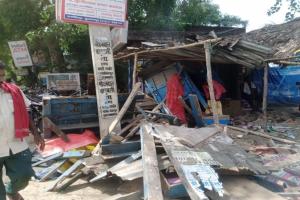 सुलतानपुर: बेकाबू ट्रक छप्पर में घुसी, चालक की मौत