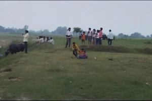 हरदोई: गर्रा नदी में मगरमच्छ देखने के लिए उमड़ी भीड़