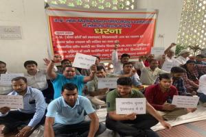 लखनऊ: लोकतंत्र की बहाली के लिए लोक निर्माण विभाग कर्मचारियों ने किया प्रदर्शन 