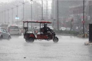 UP Weather: यूपी में मानसून ने पकड़ी रफ्तार, झमाझम बारिश से पारा धड़ाम