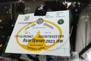 लखनऊ: ट्रैफिक नियम के उल्लंघन पर मंत्री जयवीर सिंह के स्कॉर्ट की गाड़ी का कटा चालान 