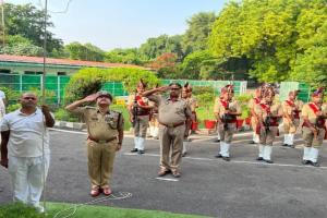 Independence Day 2023 : कानपुर पुलिस लाइन में शान से फहराया तिरंगा, दी गई सलामी 
