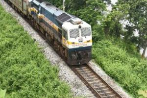 गौतमबुद्धनगर : ट्रेन की चपेट में आकर महिला की मौत 