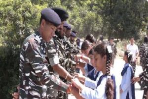 जम्मू-कश्मीर: स्कूली छात्राओं, महिलाओं ने एलओसी पर सैनिकों के साथ मनाया रक्षा बंधन का पर्व 