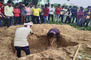 सुल्तानपुर : दफन किये गए शव को निकाला बाहर, किया जाएगा पोस्टमार्टम