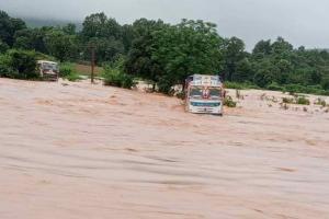 ओडिशा : सड़कें बाढ़ के पानी में डूबने से टैंकरों की रुकी आवाजाही, पेयजल की किल्लत