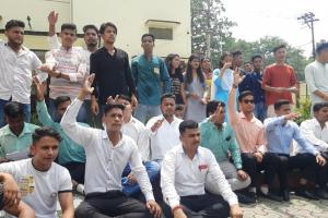 हल्द्वानी: एमबीपीजी में प्रवेश को लेकर हंगामा, छत पर चढ़े छात्र 