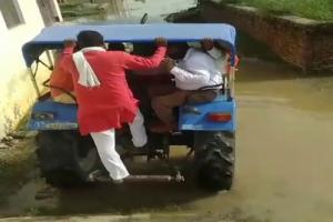 Hardoi Video - जलभराव बना मुसीबत, किराये पर ट्रैक्टर लेकर मेहमानों को सड़क तक छोड़ने को मजबूर हैं मेजबान   