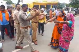 सीतापुर : निजी हाॅस्पिटल में प्रसूता की मौत पर भड़के परिजनों ने काटा हंगामा