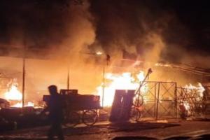 लखनऊ : आलमबाग फल मंडी में आग लगने से 5 दुकानें जलकर राख