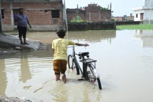 लखनऊ : बारिश से शहर के कई क्षेत्रों में जलभराव, आवागमन बना मुसीबत