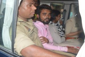 अयोध्या : अभिरक्षा से भागे युवक को पुलिस ने दबोचा, मां बेटे ने अस्पताल में किया हंगामा