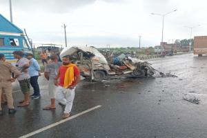 Prayagraj Accident : ट्रक और प्राइवेट एंबुलेंस की आमने-सामने टक्कर में ड्राइवर की मौत