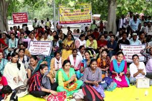 लखनऊ: 69000 शिक्षक भर्ती में एक अंक विवाद को लेकर 14वें दिन भी धरना जारी, नियुक्ति की लगाई गुहार