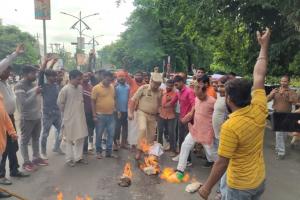 बाराबंकी : मेवात में हिंदुओं पर हुए आत्मघाती हमले के विरोध में विहिप व बजरंग दल कार्यकर्ताओं में उबाल