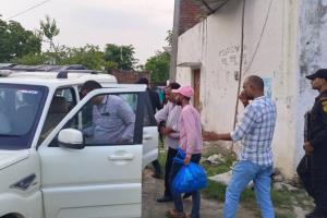 गोंडा : आईएसआई एजेंट अरशद उर्फ मुकीम को लेकर उसके घर पहुंची एटीएस, परिजनों से की पूछताछ