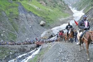 अमरनाथ तीर्थयात्रियों का नया जत्था जम्मू से कश्मीर रवाना, भूस्खलन के कारण राजमार्ग बाधित 