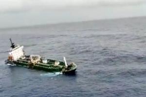 मुंबई तट के निकट समुद्र में नाव पलटने से दो मछुआरों के डूबने की आशंका 