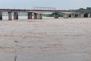 Banda News : मूसलाधार बारिश से खतरे के निशान से ऊपर बहने लगी केन नदी, चार दिन की बारिश से मचा त्राहिमाम