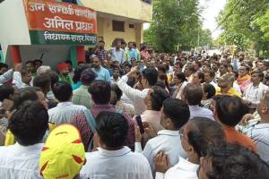 Chitrakoot News: पुरानी पेंशन योजना की बहाली को लेकर परिषदीय शिक्षकों ने विरोध-प्रदर्शन कर विधायक को सौंपा ज्ञापन