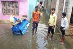 Farrukhabad News : गंगा पार में बाढ़ का कोहराम जारी, पास में रहने वाले लोगों की बढ़ी मुश्किलें