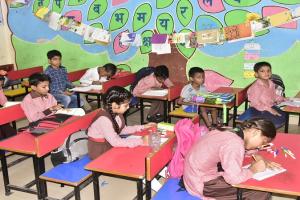 मुरादाबाद : बिना कक्षा, शिक्षकों के संवारा जा रहा बच्चों का भविष्य