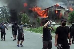मणिपुर में उग्रवादियों ने तीन व्यक्तियों की हत्या की, कर्फ्यू में ढील की अवधि घटाई गई 