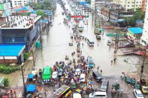 Bangladesh: मूसलाधार वर्षा में बाढ़ व भूस्खलन से जनजीवन हुआ अस्त व्यस्त