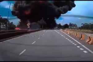 मलेशिया में उड़ रहा विमान अचानक राजमार्ग पर आ गिरा, कार-बाइक से हुई टक्कर... 10 की मौत