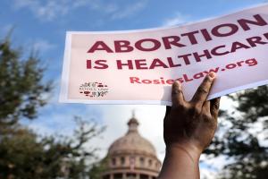 अमेरिका में गर्भपात प्रतिबंध पर अस्थाई निषेधाज्ञा जारी