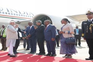 BRICS: ब्रिक्स शिखर सम्मेलन में भाग लेने साउथ अफ्रीका पहुंचे PM मोदी,  उप राष्ट्रपति ने किया भव्य स्वागत 