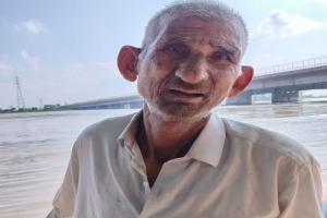 अमरोहा : बीमारी से तंग बुजुर्ग ने लगाई गंगा में छलांग, गोताखारों ने कूदकर बचाई जान