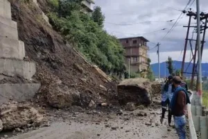 हिमाचल प्रदेश: भूस्खलन के कारण राष्ट्रीय राजमार्ग पर वाहनों की आवाजाही बंद 