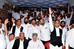 हापुड़ में पुलिस ने अधिवक्ताओं पर भांजी लाठियां, कानपुर में वकीलों ने दिया धरना, नारे लगाकर जताया विरोध