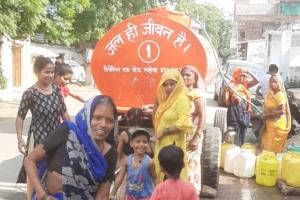 Mahoba News : करोड़ों रुपये की पेयजल योजना धड़ाम, पानी के लिए मचा हाय-तौबा, टैंकर से की जा रही सप्लाई