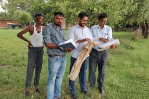 Mahoba News: पौधरोपण के लिए लेखपाल ने चिन्हित की ग्राम समाज की जमीन, अब इस भूमि पर होगा पौधरोपण