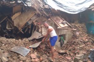 Mahoba News: रुक-रुककर हो रही बारिश, मकान गिरने से किशोरी की मौत, दो दर्जन से ज्यादा मकान धराशाई, लोग हुए बेघर