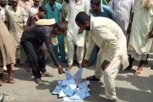 पाकिस्तानी जला रहे बिजली बिल, पाक सरकार लोगों का गुस्सा शांत करने में विफल 