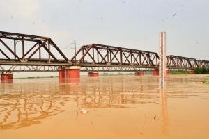 मुरादाबाद : खतरे के निशान के करीब पहुंची रामगंगा नदी, आसपास के लोगों में पानी बढ़ने से डर