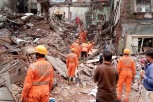 मुंबई में खाली पड़ी इमारत की दीवार का एक हिस्सा गिरा, तीन घायल