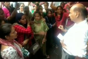 रामनगर: सुविधा न मिलने से नाराज  महिलाओं ने कॉलोनाइजर्स के कार्यालय पर काटा हंगामा