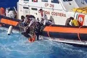 इटली में नाव पलटने से दो प्रवासी की मौत, 30 लापता 