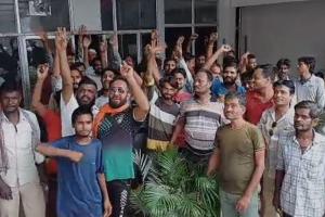 बरेली: तीसरे दिन भी ई-रिक्शा चालक तय रूट और अपनी मांगों को लेकर लामबंद, वन मंत्री के कार्यालय का किया घेराव 