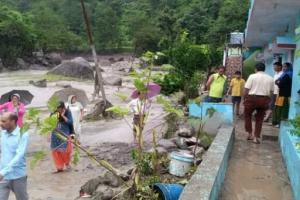 चमोली: पिंडर नदी का जलस्तर बढ़ने से दहशत, रात घरों के बाहर बीता रहे लोग   