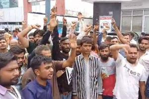 बरेली: ई-रिक्शा के रूट निर्धारित होने पर चालकों में रोष, बिशप मंडल इंटर कॉलेज में किया धरना प्रदर्शन